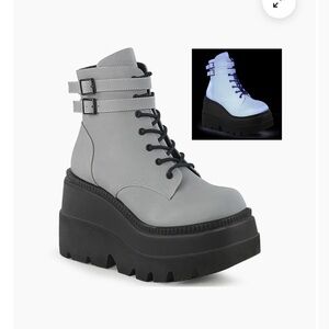 Hot Topic Shaker 52 Platform Lace Up Boots Gray Reflective